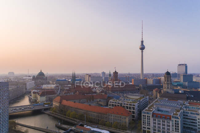 Vista de alto ángulo de Fernsehturm en Berlín contra el cielo durante la puesta del sol - foto de stock