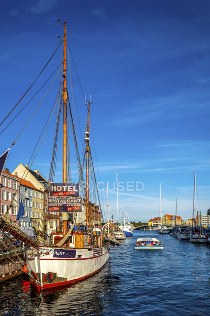Denmark, Copenhagen, Nyhavn, Ship moored on canal — Stock Photo