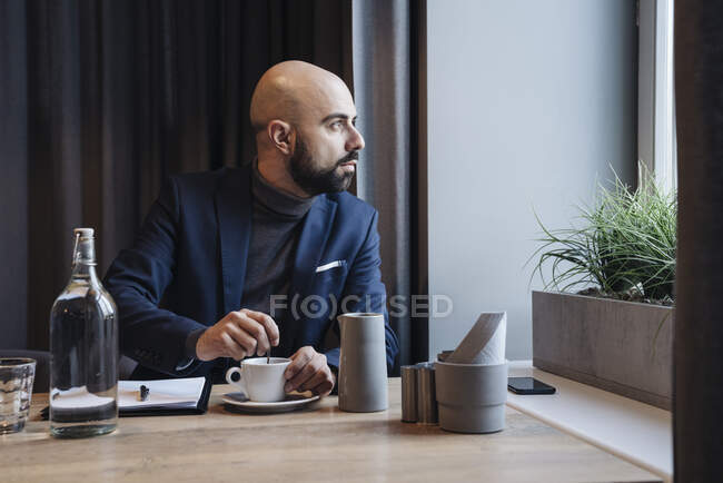 Businessman working in a cafe — Stock Photo