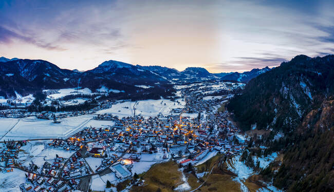 Alemanha, Baviera, Reit im Winkl, Vista de helicóptero da aldeia de montanha coberta de neve ao amanhecer — Fotografia de Stock