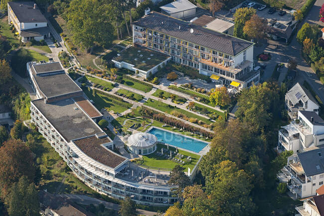 Alemania, Baden-Wurttemberg, Uberlingen, Vista aérea de la clínica Buchinger Wilhelmi - foto de stock