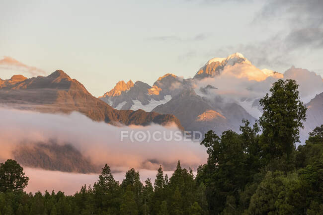 Nouvelle-Zélande, district de Westland, glacier Fox, chaîne de montagnes entourée de brouillard matinal — Photo de stock
