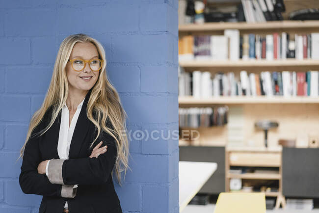 Lächelnde junge Geschäftsfrau im Loft-Büro — Stockfoto