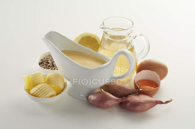 Plan studio de sauce hollandaise et ingrédients — Photo de stock