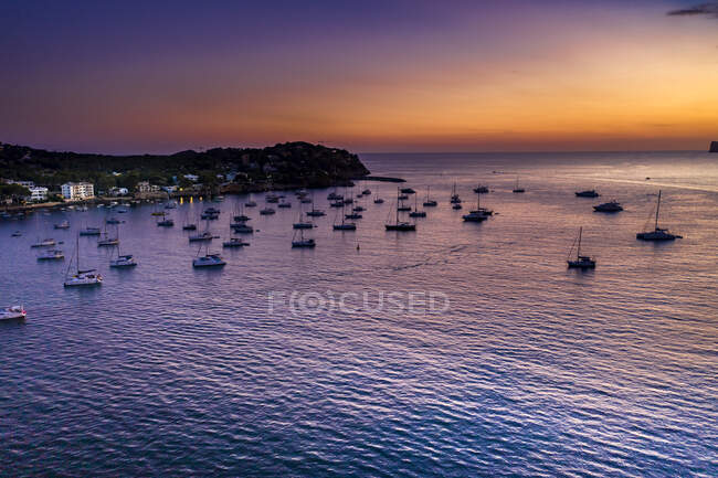 Espanha, Maiorca, Santa Ponsa, Vista aérea de barcos flutuando na água costeira ao entardecer — Fotografia de Stock