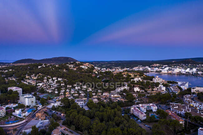 Espanha, Ilhas Baleares, Maiorca, região de Calvia, vista aérea sobre a Costa de la Calma e Santa Ponca com hotéis e praias ao pôr do sol — Fotografia de Stock