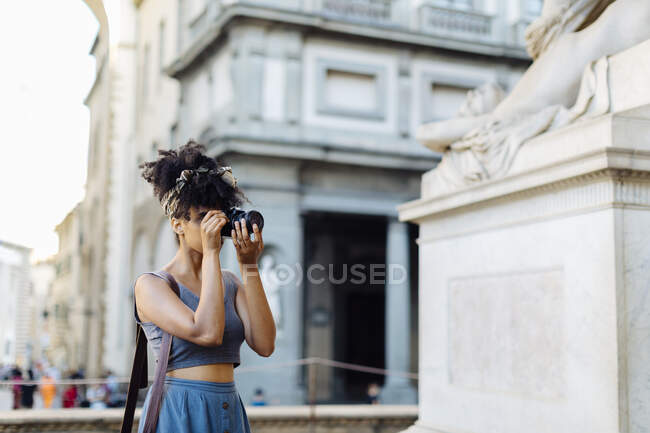 Молодая женщина фотографируется с камерой, Флоренция, Италия — стоковое фото