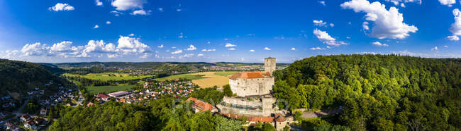 Germany, Baden-Wurttemberg, Odenwald, Neckar, Hassmersheim, Aerial view of Guttenberg Castle — Stock Photo