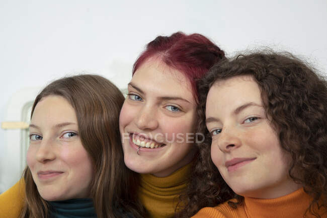 Porträt von drei glücklichen Schwestern — Stockfoto