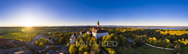 Alemanha, Baviera, Alta Baviera, Pfaffenwinkel, Ammersee, Andechs Abbey at sunrise — Fotografia de Stock