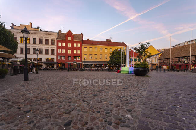 Prédios na praça da cidade contra o céu durante o pôr do sol em Malmo, Suécia — Fotografia de Stock