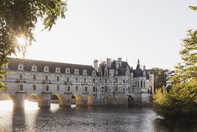 Francia, Centre-Val de Loire, Chenonceaux, Chateau de Chenonceau al atardecer - foto de stock