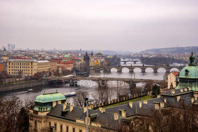 Repubblica Ceca, Praga, Vista ad angolo alto della città vecchia e del fiume — Foto stock