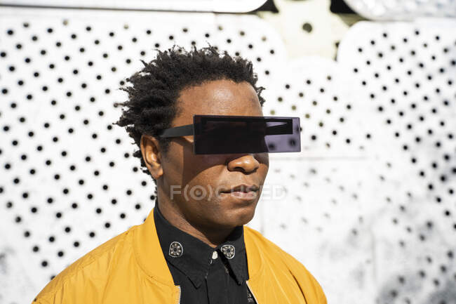 Retrato de hombre maduro con gafas de sol modernas, Barcelona, España - foto de stock