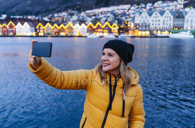 Femme prenant un selfie, Bergen, Norvège — Photo de stock