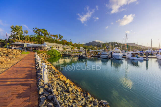 Australia, Queensland, Barche in porto vicino a Airlie Beach — Foto stock