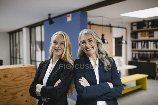Портрет счастливой зрелой и молодой предпринимательницы в лофт-офисе — стоковое фото