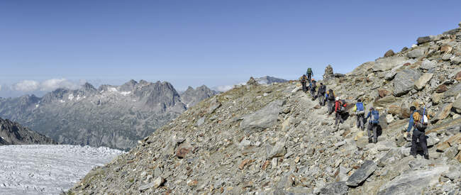 France, Mont Blanc Massif, Chamonix, Mountaineers walking to Albert 1er hut — Stock Photo
