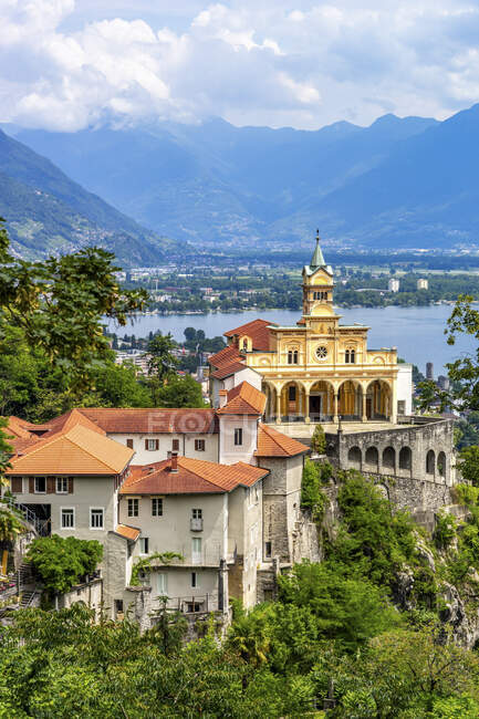 Швейцария, Локарно, Мадонна дель Осо и озеро Маджоре — стоковое фото