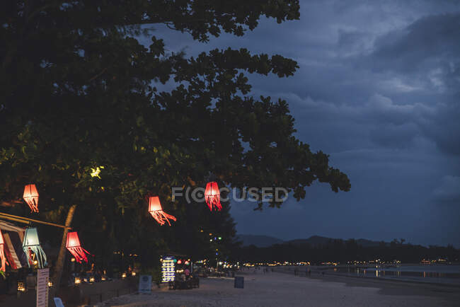 Lampen eines Restaurants am Strand, Koh Lanta, Thailand — Stockfoto