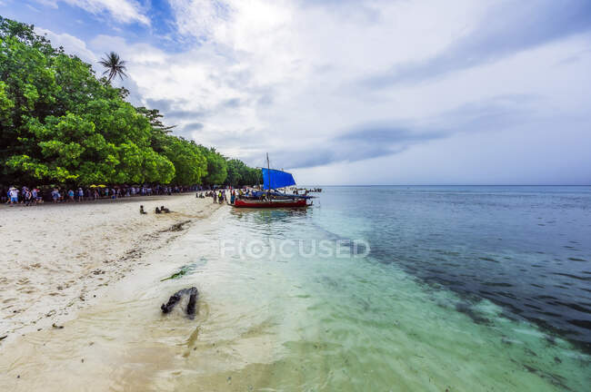Papua New Guinea, Trobriand Islands, Kitava Island, beach with tourists and boats — Stock Photo