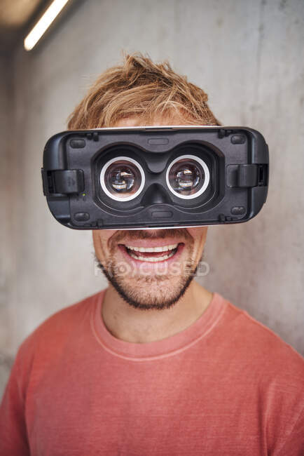 Lachender Mann mit Virtual-Reality-Brille — Stockfoto