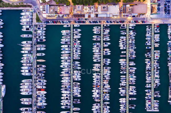Espanha, Ilhas Baleares, Maiorca, Portais Nous, Puerto Portals, Vista aérea da marina de luxo ao pôr do sol — Fotografia de Stock