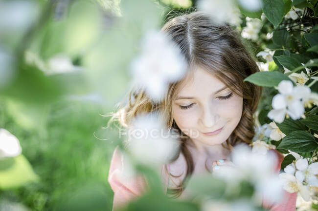 Portrait of girl with closed eyes in the garden — Stock Photo