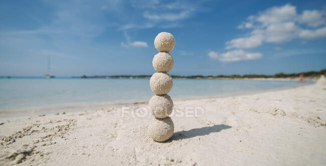 Bolas de areia empilhadas em uma coluna na praia, Menorca, Espanha — Fotografia de Stock