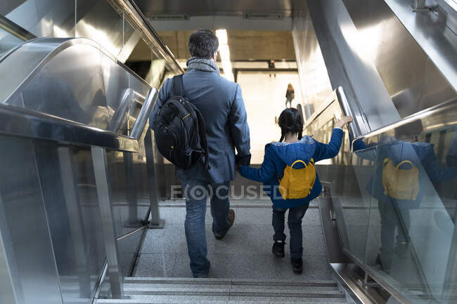 Pai e filha em passos — Fotografia de Stock