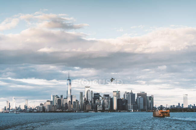 США, Нью-Йорк, Манхэттен горизонт с One World Trade Center — стоковое фото