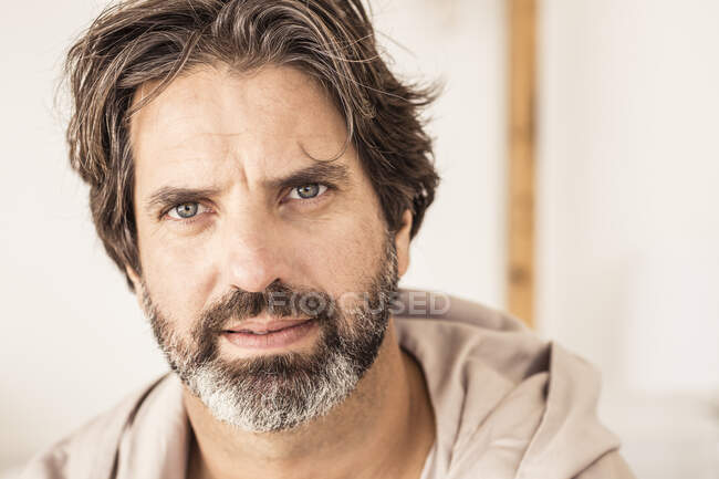 Retrato de homem vestindo roupão olhando para a câmera — Fotografia de Stock