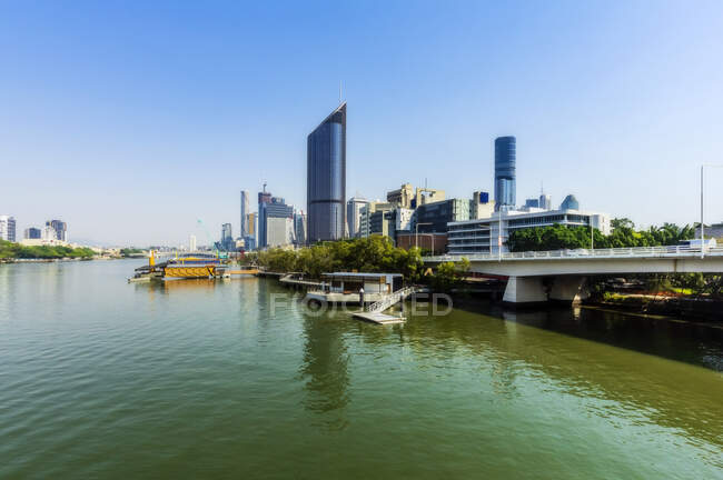 Austrália, Brisbane, horizonte da cidade através do rio Brisbane — Fotografia de Stock