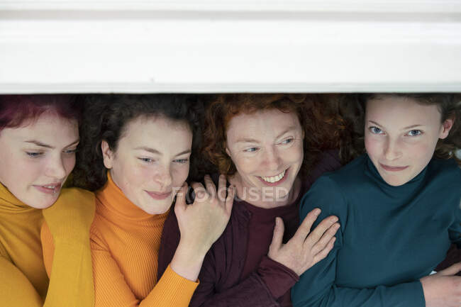 Retrato de mãe feliz e suas três filhas — Fotografia de Stock