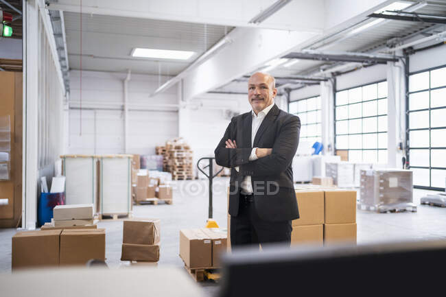 Retrato de un empresario confiado en una fábrica - foto de stock