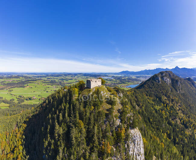 Alemanha, Baviera, Pfronten, Vista aérea das ruínas do Castelo de Falkenstein em pé no topo da montanha Falkenstein florestada — Fotografia de Stock