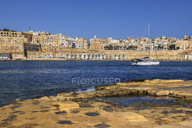 Malta, Valletta, Vista da cidade do lado Birgu com veleiro em Grand Harbour — Fotografia de Stock
