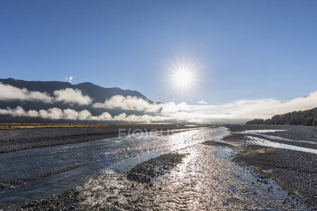 New Zealand, Grey District, Inchbonnie, Waimakariri River at foggy sunrise — Stock Photo
