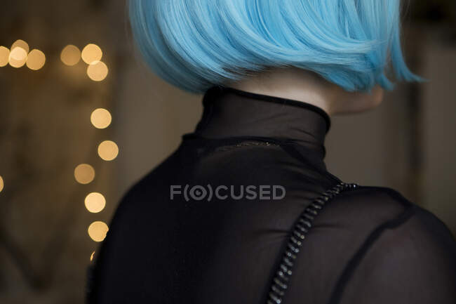 Jovem mulher usando peruca azul — Fotografia de Stock