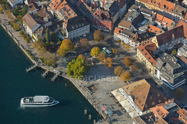 Germany, Baden-Wurttemberg, Uberlingen, Aerial view of Lake Constance and old town — Stock Photo