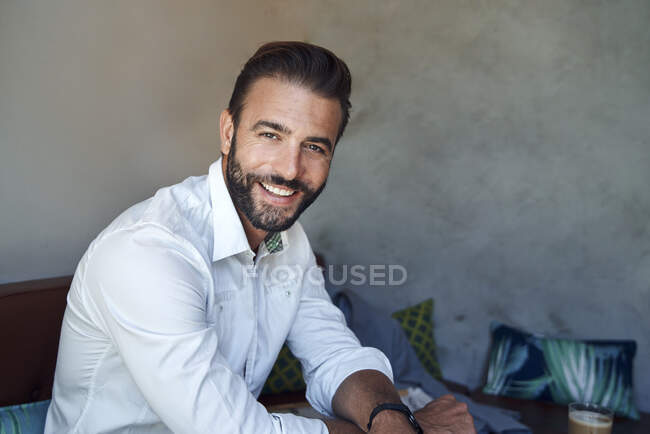 Porträt eines glücklichen Geschäftsmannes im weißen Hemd — Stockfoto