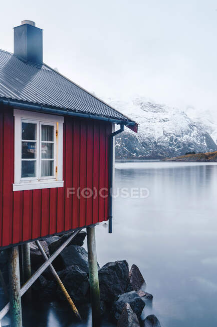 Capanna a palafitta rossa sulla costa, Hamnoy, Lofoten, Norvegia — Foto stock