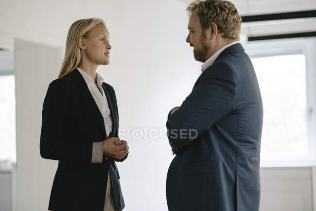 Geschäftsmann und Geschäftsfrau im Gespräch im Büro — Stockfoto