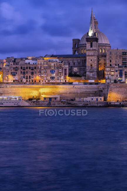 Malta, Valletta, nachts beleuchtete Altstadt über Wasser gesehen — Stockfoto