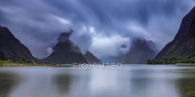 Milford Sound, parc national Fiordland, île du Sud, Nouvelle-Zélande — Photo de stock