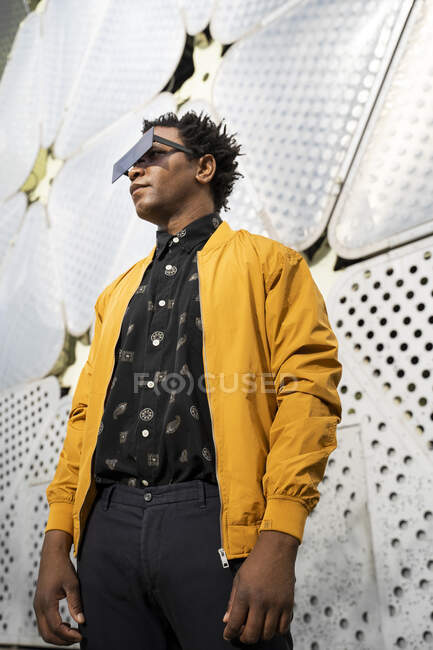 Hombre maduro con gafas de sol modernas, Barcelona, España - foto de stock