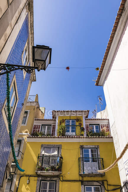 Portogallo, Lisbona, Veduta ad angolo basso degli edifici a Bairro Alto — Foto stock