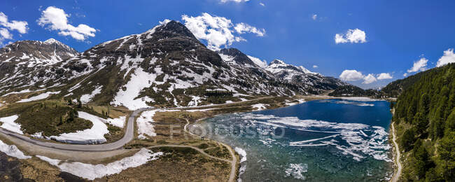 Veduta panoramica della strada tortuosa attraverso la Val di Defereggen, Tirolo orientale, — Foto stock