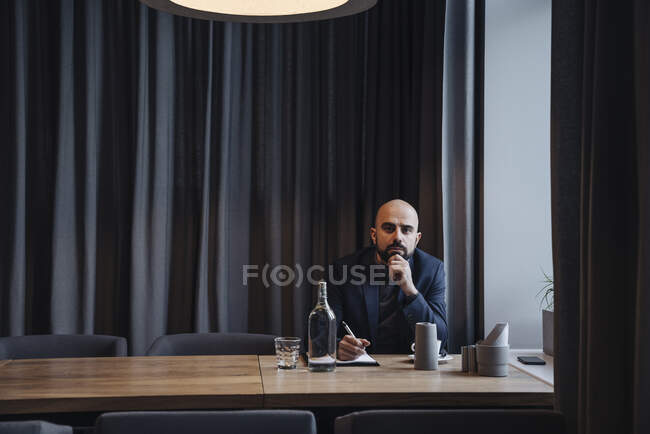 Бизнесмен, работающий в кафе — стоковое фото