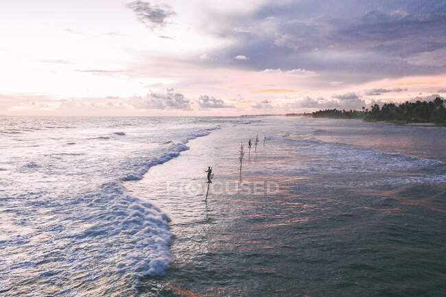 Sri Lanka, Südprovinz, Ahangama, Luftaufnahme von Wellen, die in der Abenddämmerung den Küstenstrand wegfegen — Stockfoto
